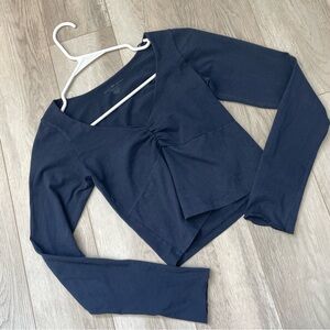 Brandy Melville Top gina v neck scrunch long sleeve womens Navy Blue one size